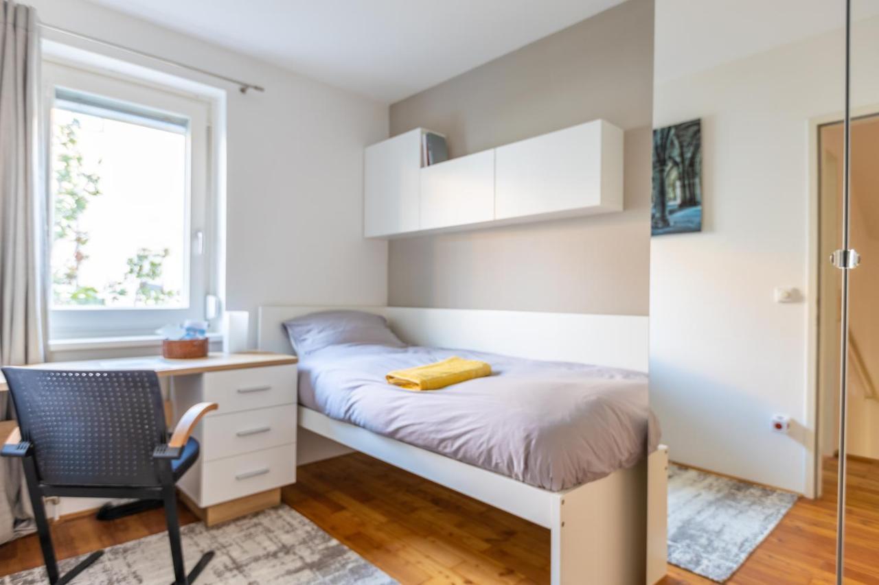 Town House Near Metro & Vienna City Center エクステリア 写真